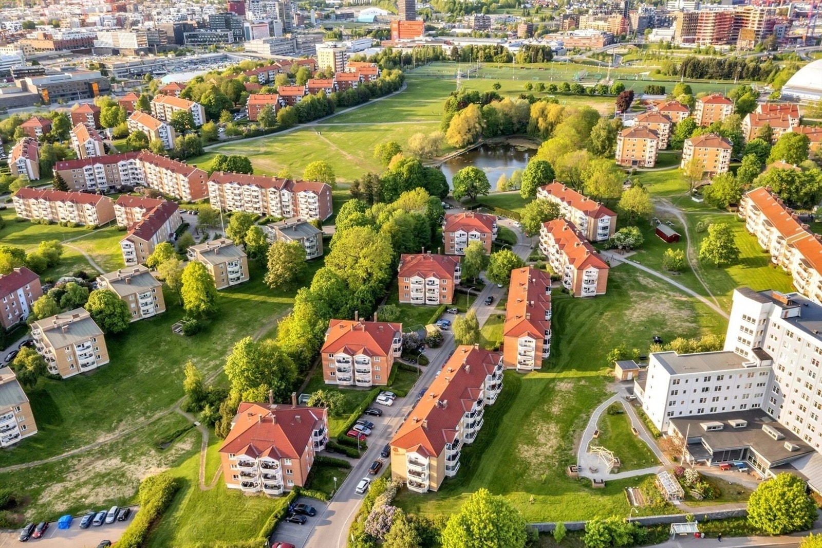 Med kort vei til både parkområder og butikker, har du alt du trenger i nærheten. Galleribilde