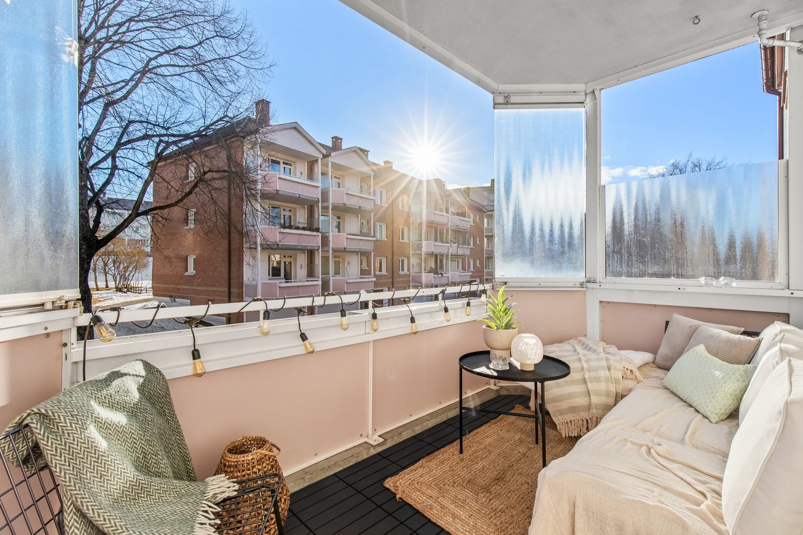 Fra stuen er det direkte utgang til en romslig og overbygget balkong Galleribilde