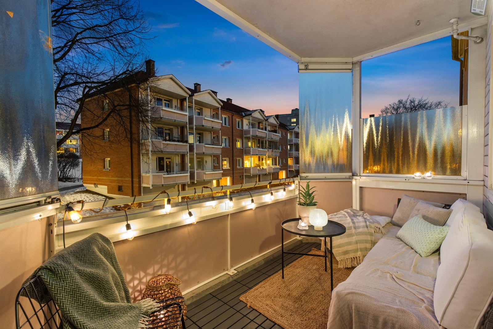 Balkongen, på ca. 7 m², er lett tilgjengelig fra stuen og gir et deilig uterom hvor du kan slappe av Galleribilde
