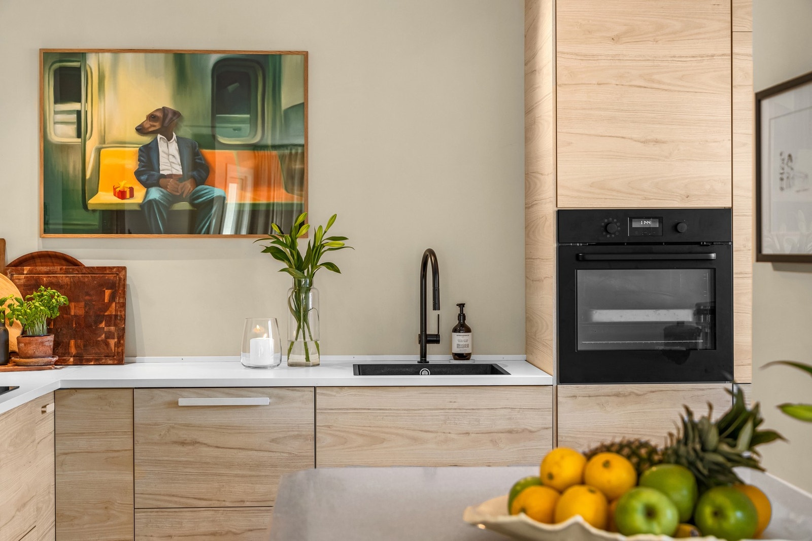 IKEA kjøkkeninnredningen har glatte fronter som skaper et rent og pent uttrykk Galleribilde
