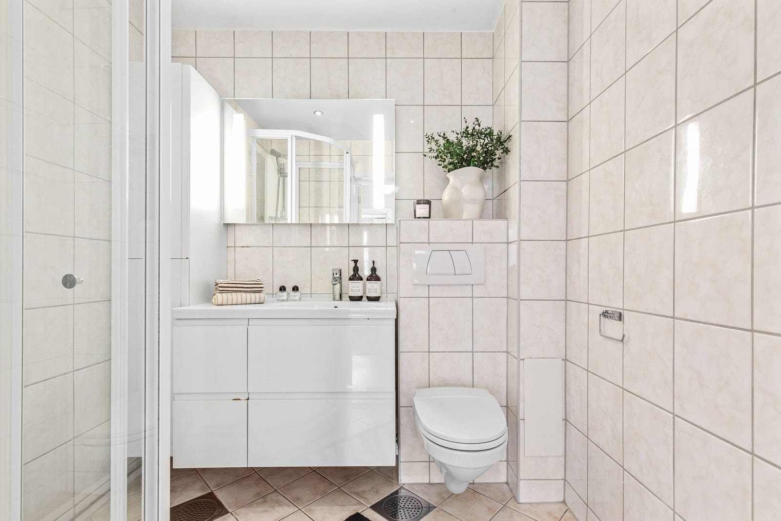 Badet i denne leiligheten har en god størrelse med sine 2,28 meter under himlingen og tilbyr et flislagt gulv med termostatstyrte varmekabler for ekstra komfort. Galleribilde
