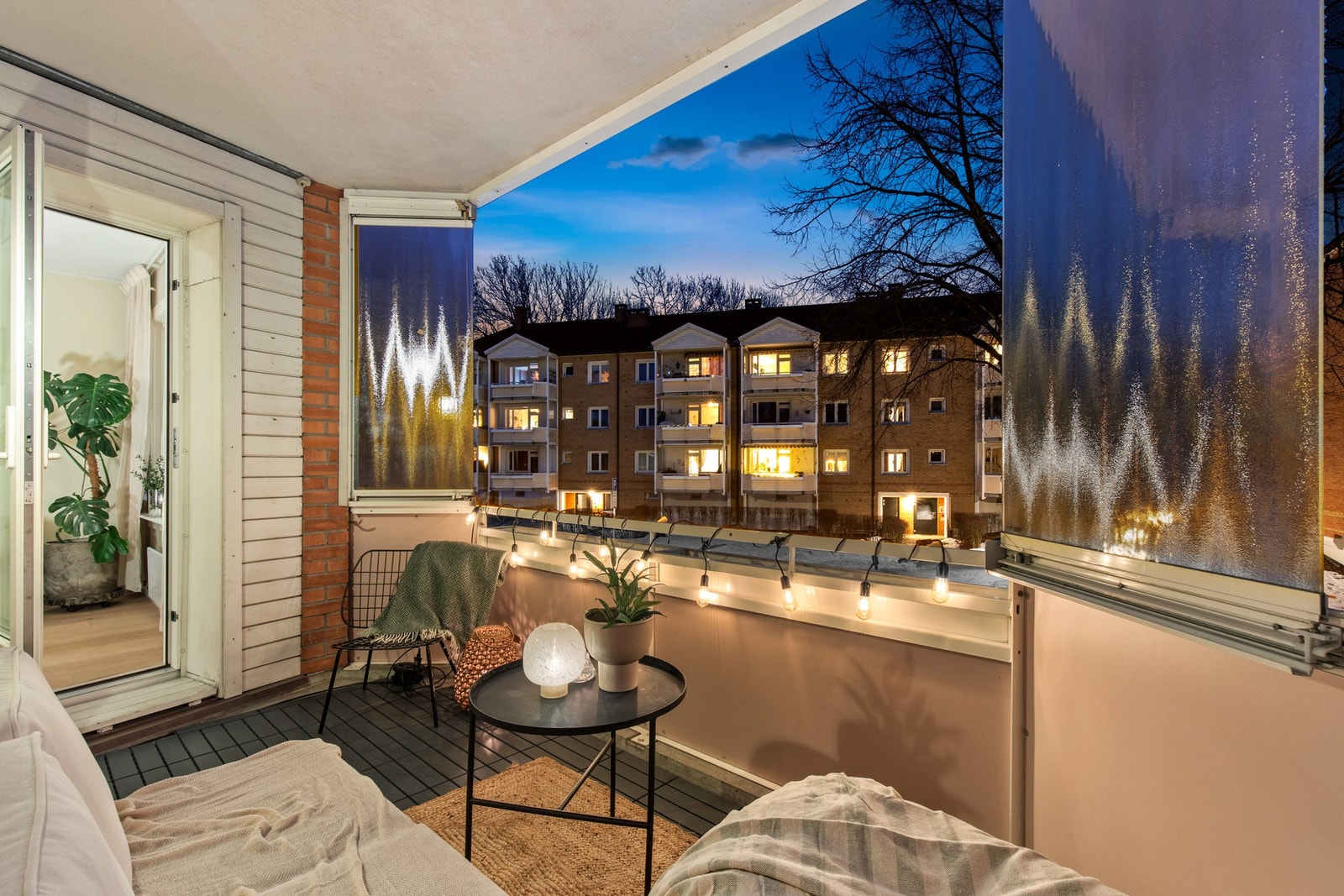 For å gi deg enda mer komfort, finner du både stikkontakt og utebelysning på veggen, noe som gjør det enkelt å bruke elektriske apparater eller nyte lange sommerkvelder utendørs Galleribilde