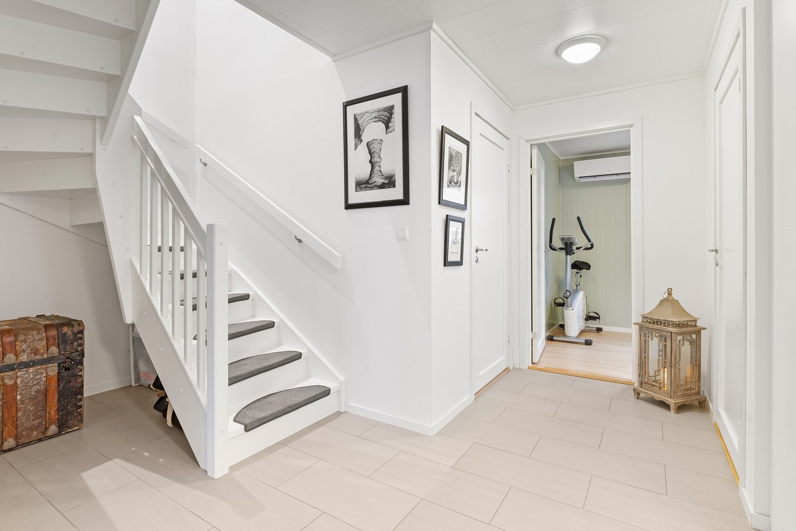 Gang som fører til bod, bad og soverom. Galleribilde