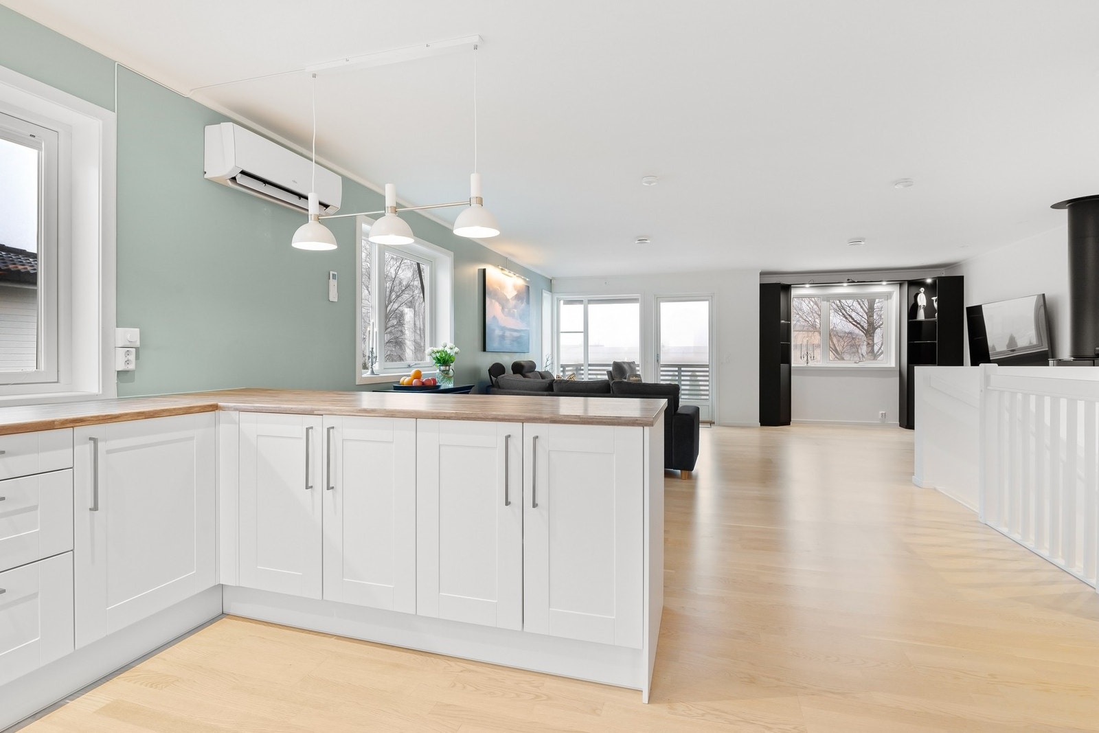 Kjøkken og stue på ca. 58,4 kvm. har en åpen løsning som gir en romslig følelse. Galleribilde