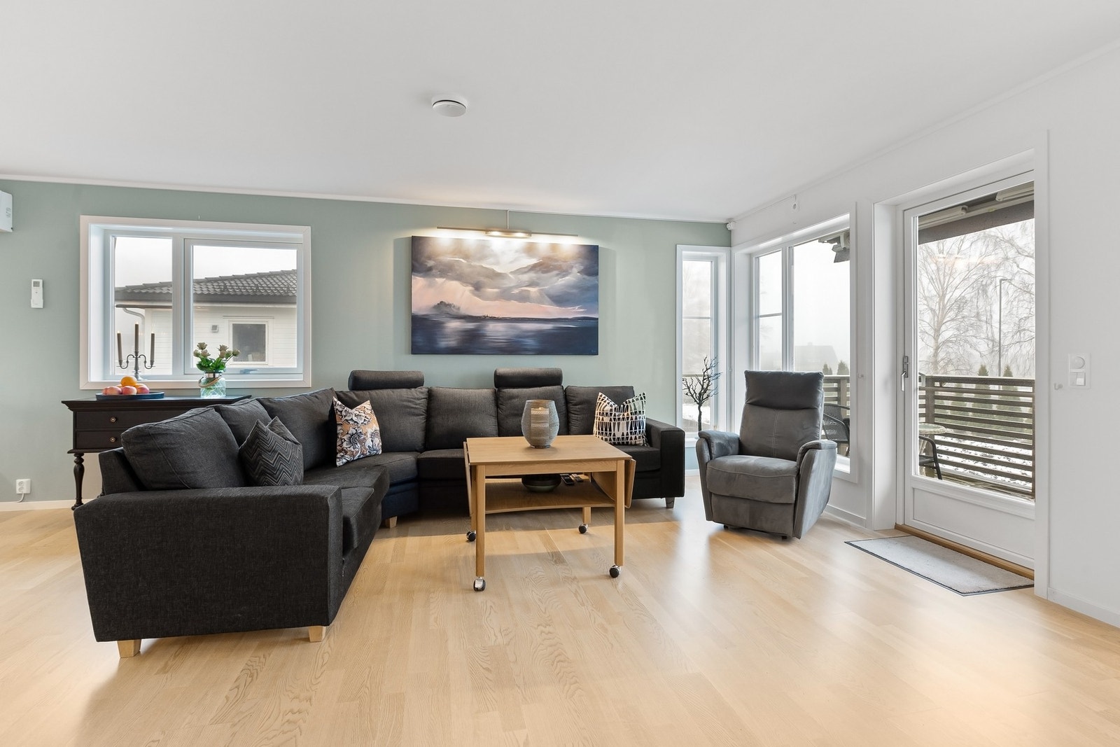 Stue med utgang til vestvendt balkong på ca. 7 kvm. med gode solforhold. Galleribilde