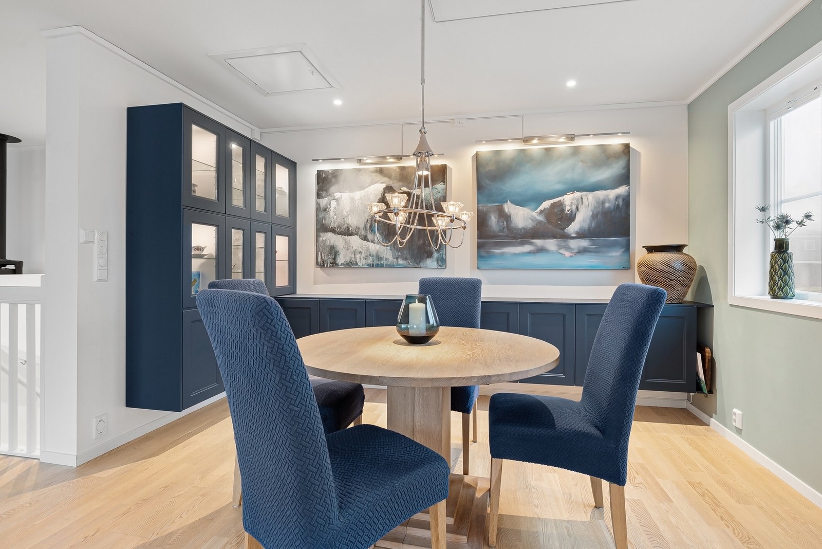 God plass til spisegruppe på kjøkkenet som gjør det perfekt for sosiale sammenkomster. Galleribilde