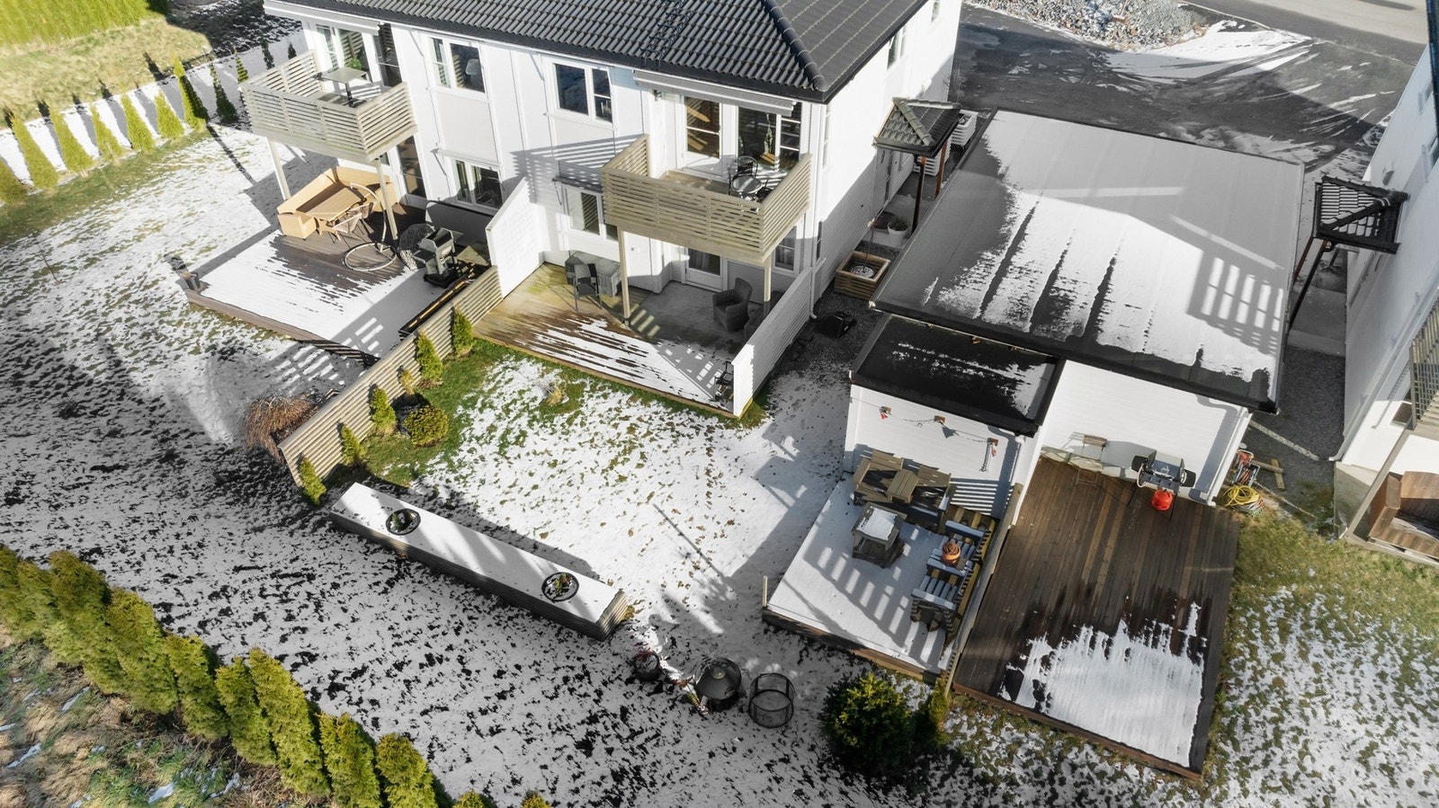 Dronebilde av uteområdet til eiendommen. Galleribilde