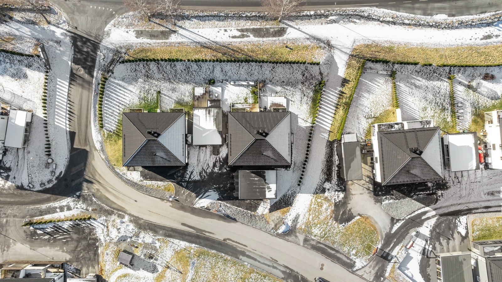 Dronebilde over boligen. Galleribilde