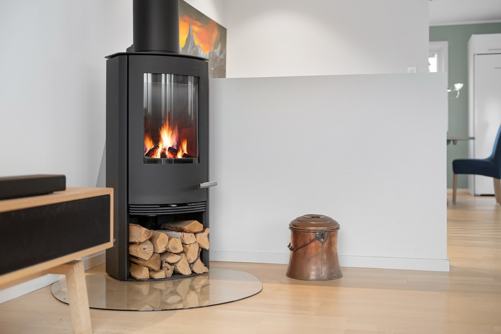 Vedovn som varmer god på en kald vinterdag. Galleribilde