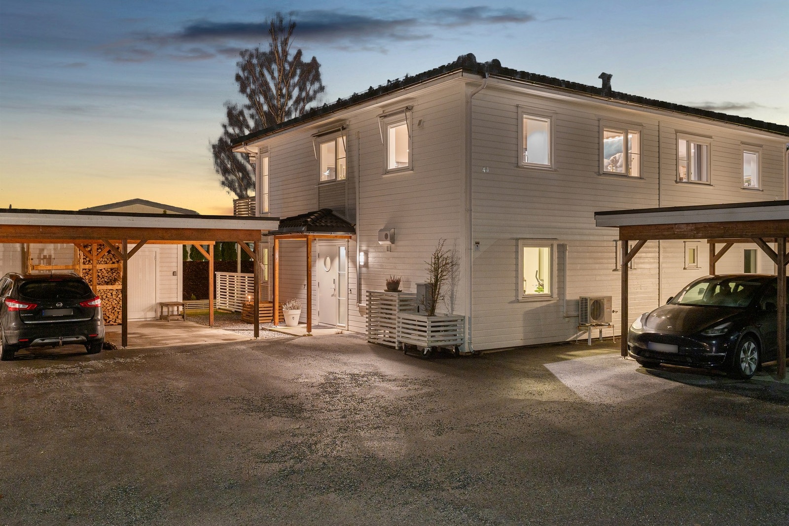 Eiendommen har carport som vist på bildet. Galleribilde