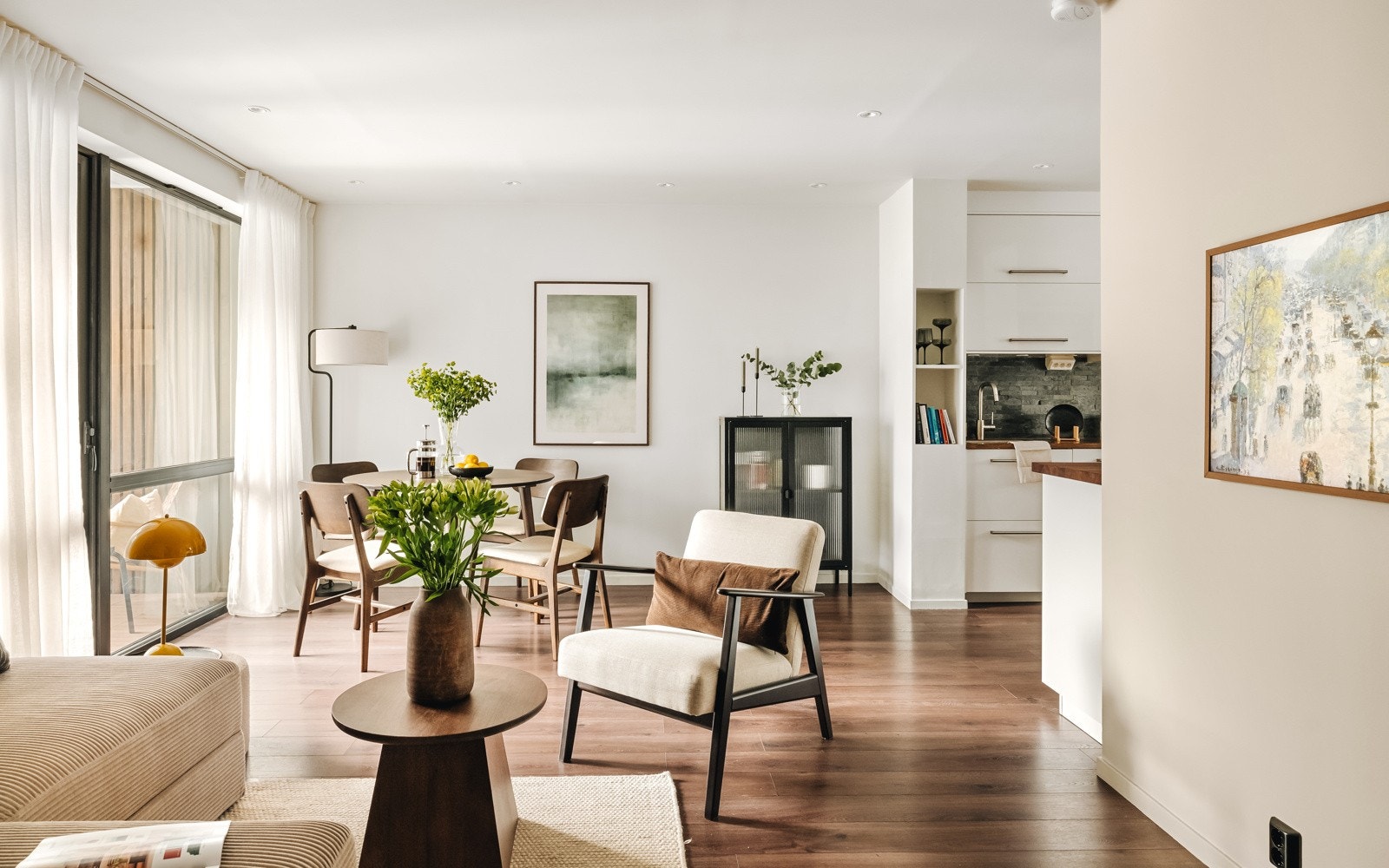 Fra stuen er det utgang til en herlig balkong som fugerer som en forlengelse på de fineste dagene. Galleribilde