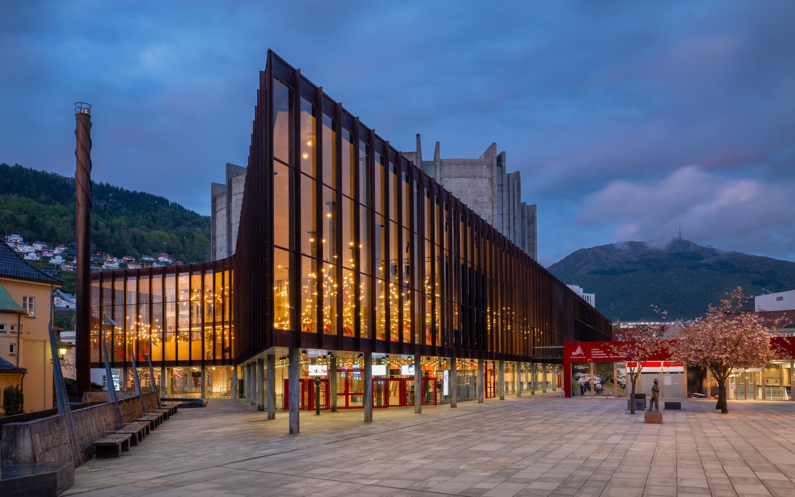 For kulturelt påfyll er veien kort til Bergens storstue, Grieghallen. Grieghallen er vertskap for noen av byens mest spektakulære arrangementer. For spennende forestillinger, eller en god latter, er Ole Bull scene og Den Nasjonale Scene to gode alternativ Galleribilde