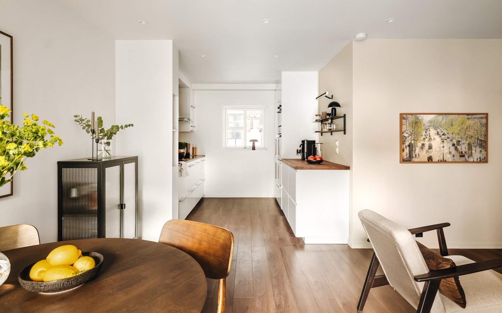 Videre ledes vi inn på leilighetens kjøkken. Galleribilde