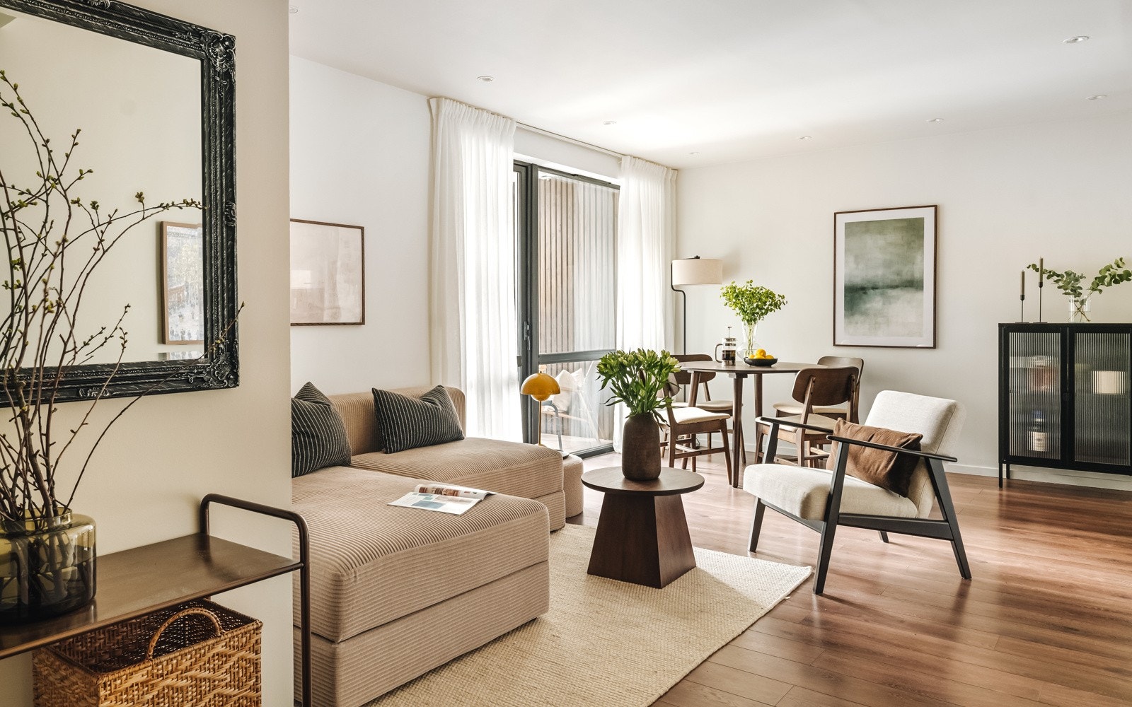 Store vindusflater og gjennomgående lys sikrer godt med naturlig lys, og en god atmosfære i leiligheten. Galleribilde