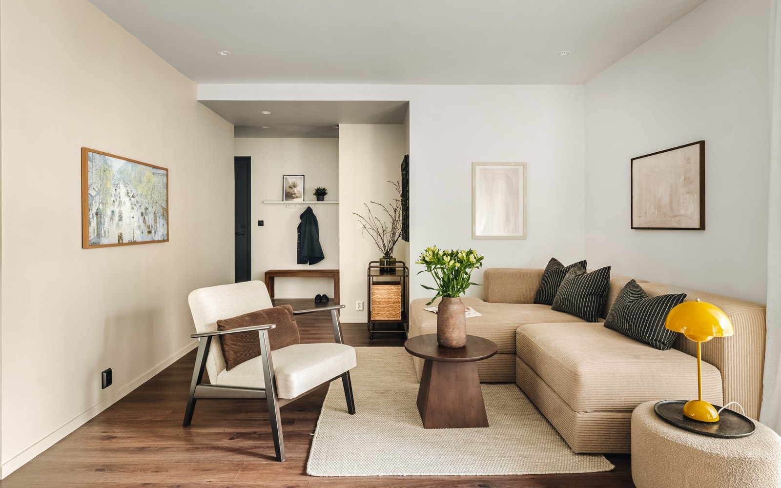 Fra inngangspartiet blir du naturlig ledet inn mot stuen. Galleribilde