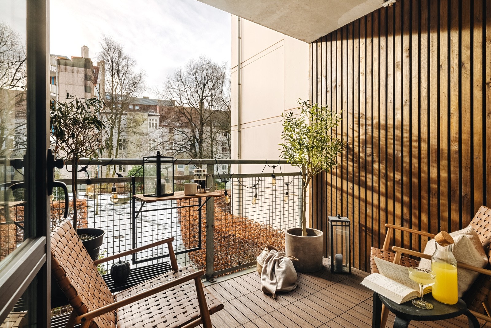 Leilighetens balkong måler 5 kvadratmeter, er sørvestvendt og solrik. Galleribilde