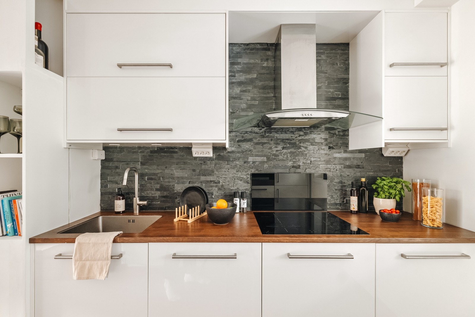 Det er god skap- og benkeplass. Galleribilde