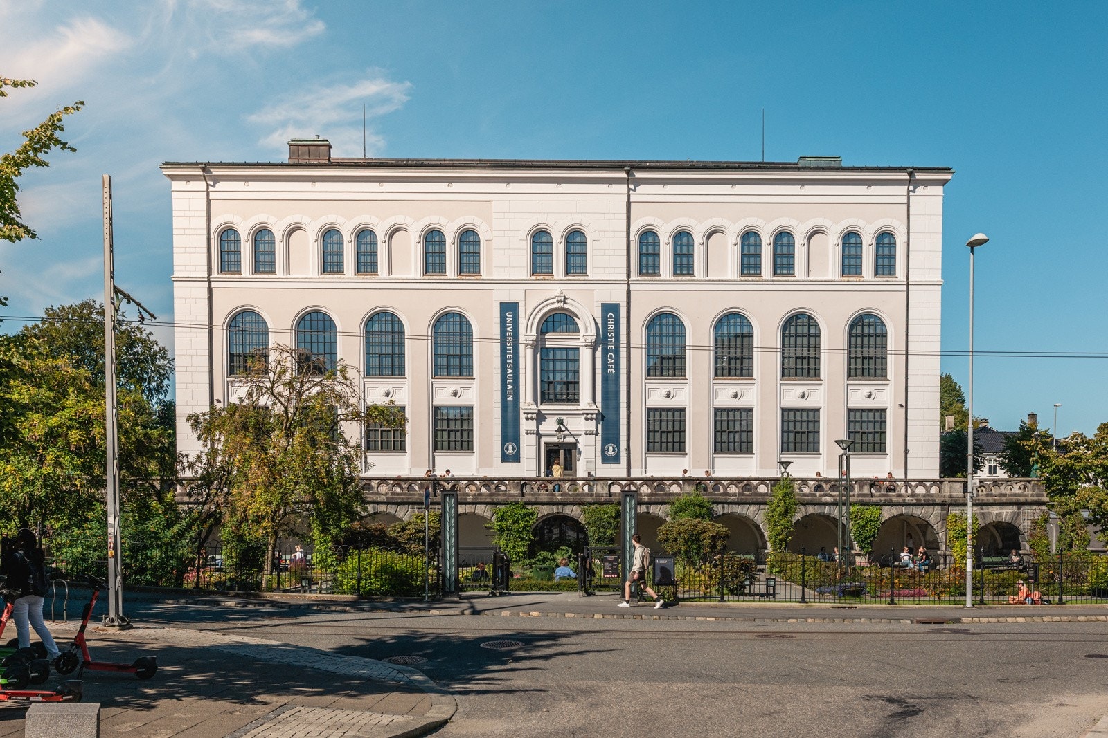 På dager hvor du ønsker en kopp kaffe eller rykende ferske bakevarer, finner du også dette i umiddelbar nærhet. Godt Brød Muséplassen ligger en beskjeden spasertur unna. Galleribilde