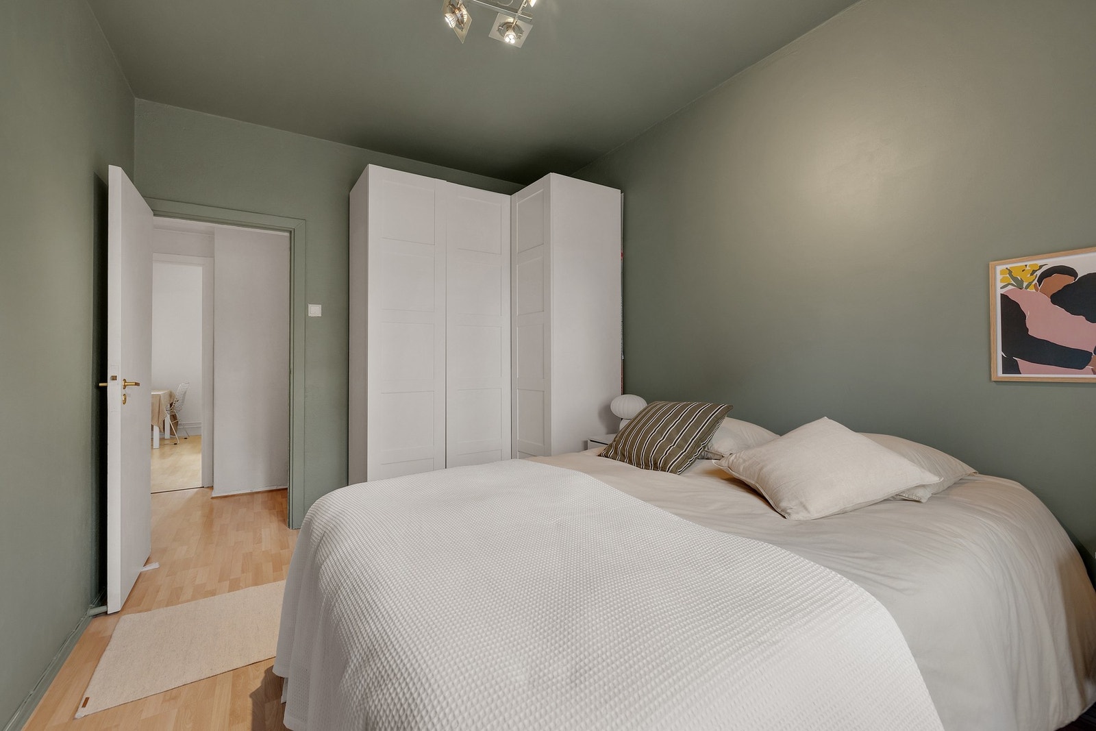 Garderobeskapet medfølger ikke. Galleribilde