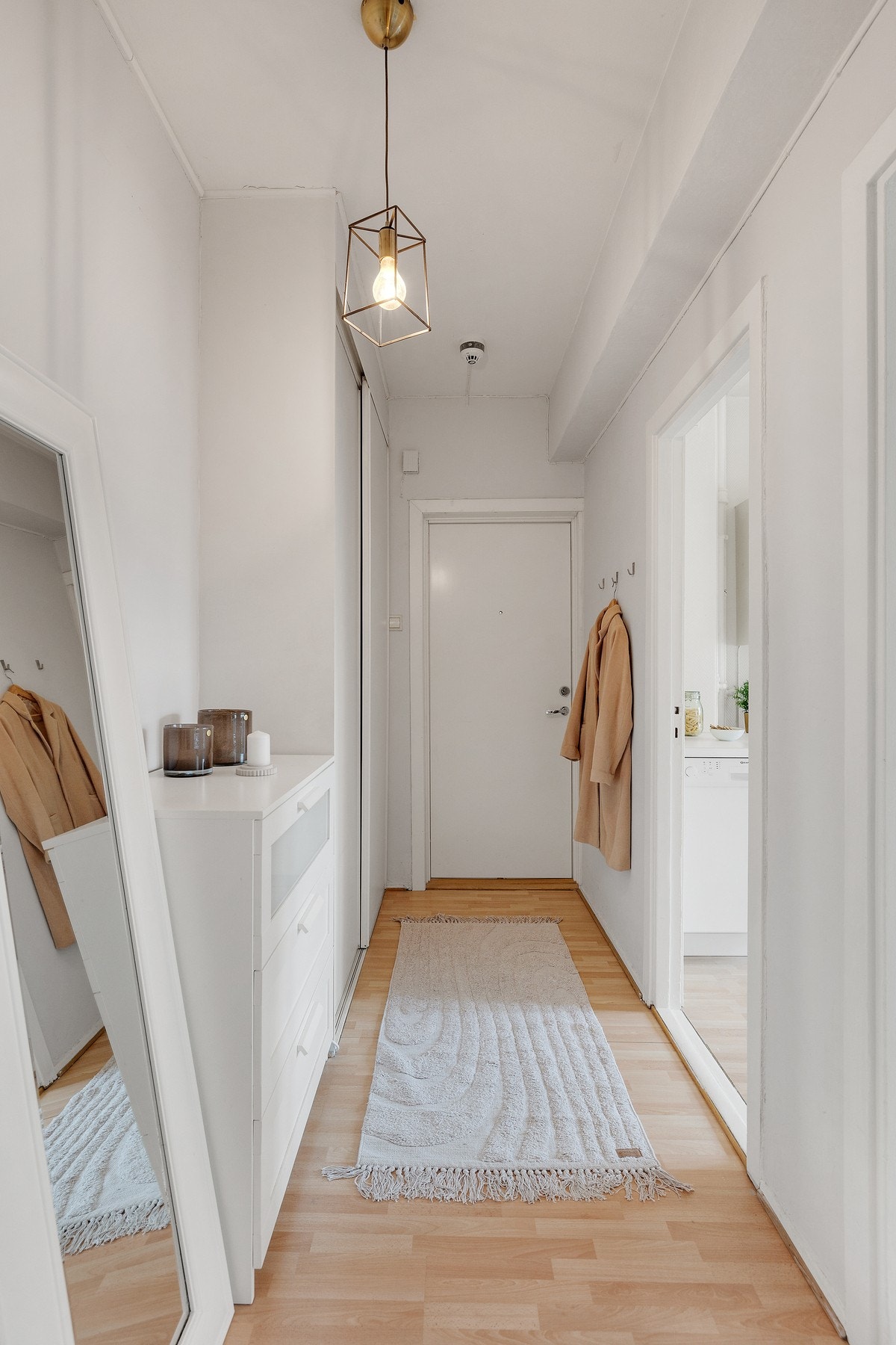 Entréen er romslig og har god plass til avheng av yttertøy. Her er det i tillegg et innebygd klesskap. Galleribilde