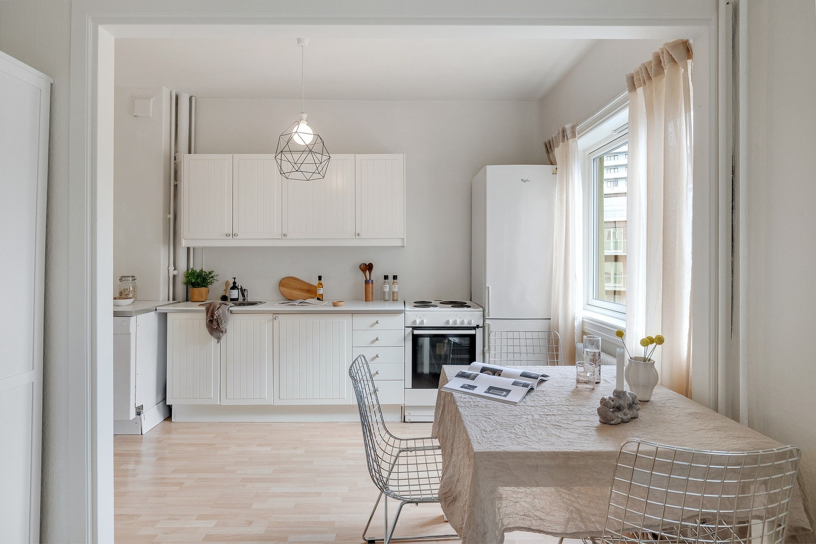 Den åpne stue-/kjøkkenløsningen understøtter boligens smarte planløsning. Galleribilde