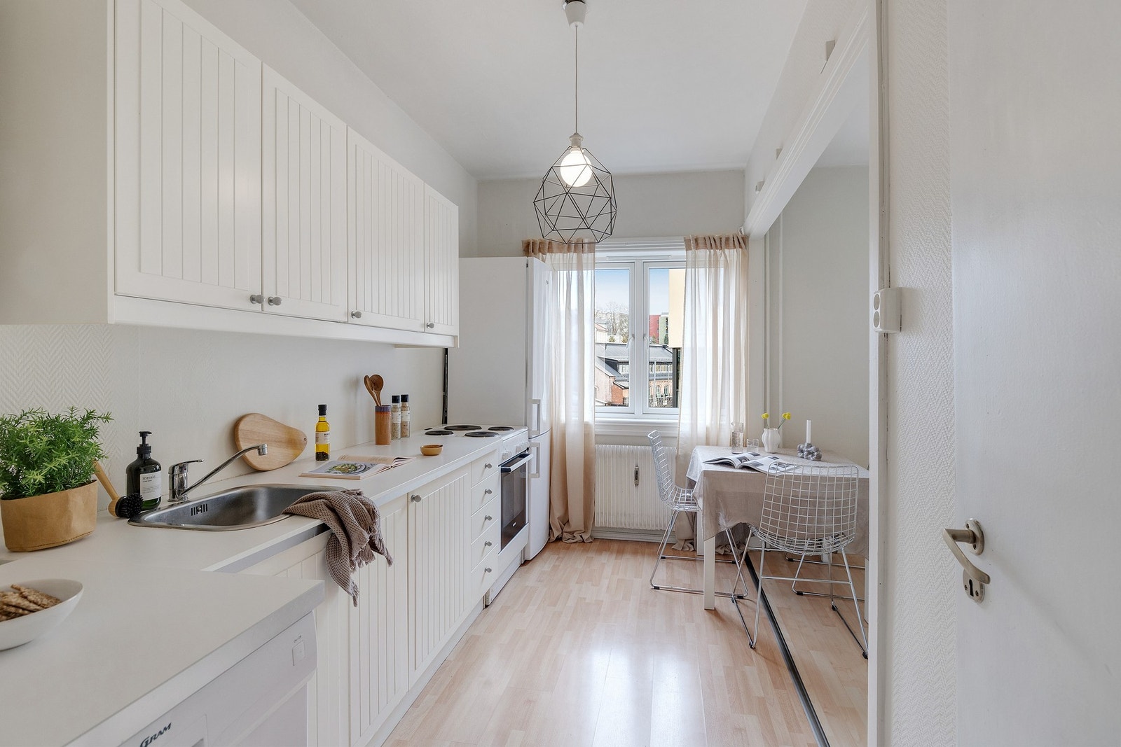 Innredning med profilerte malte fronter og benkeplate i laminat. Galleribilde