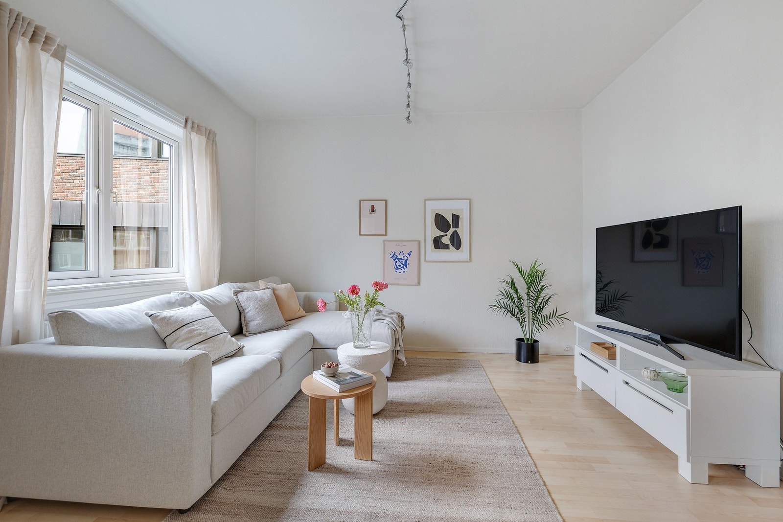 Møblering kan tilpasses etter behov, og det er plass til sofaseksjon og medievegg. Galleribilde