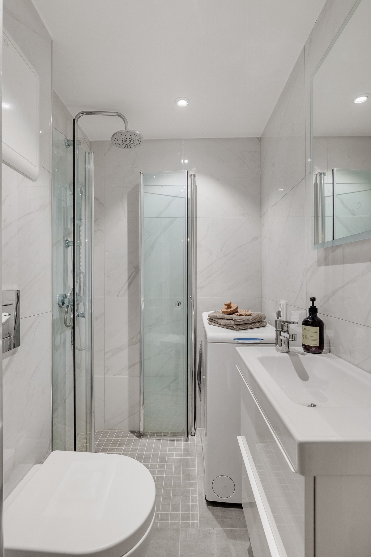 Strøkent flislagt bad som ble renovert i 2023. Galleribilde