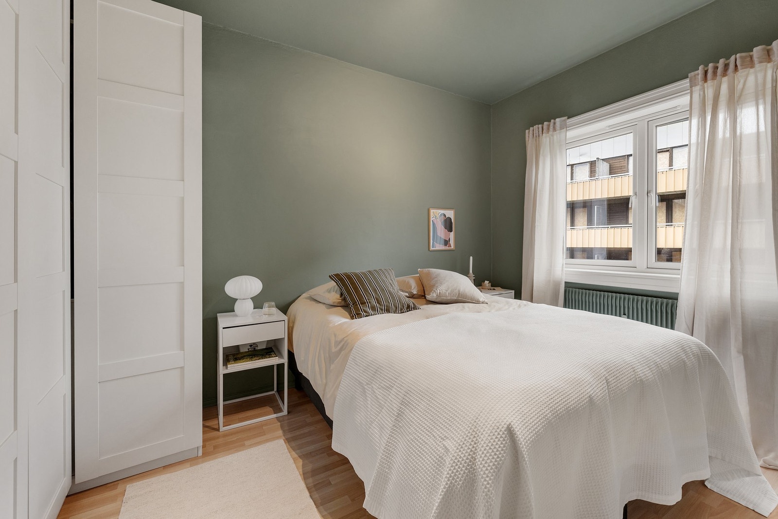 Det er plass til dobbeltseng med tilhørende nattbord. Galleribilde