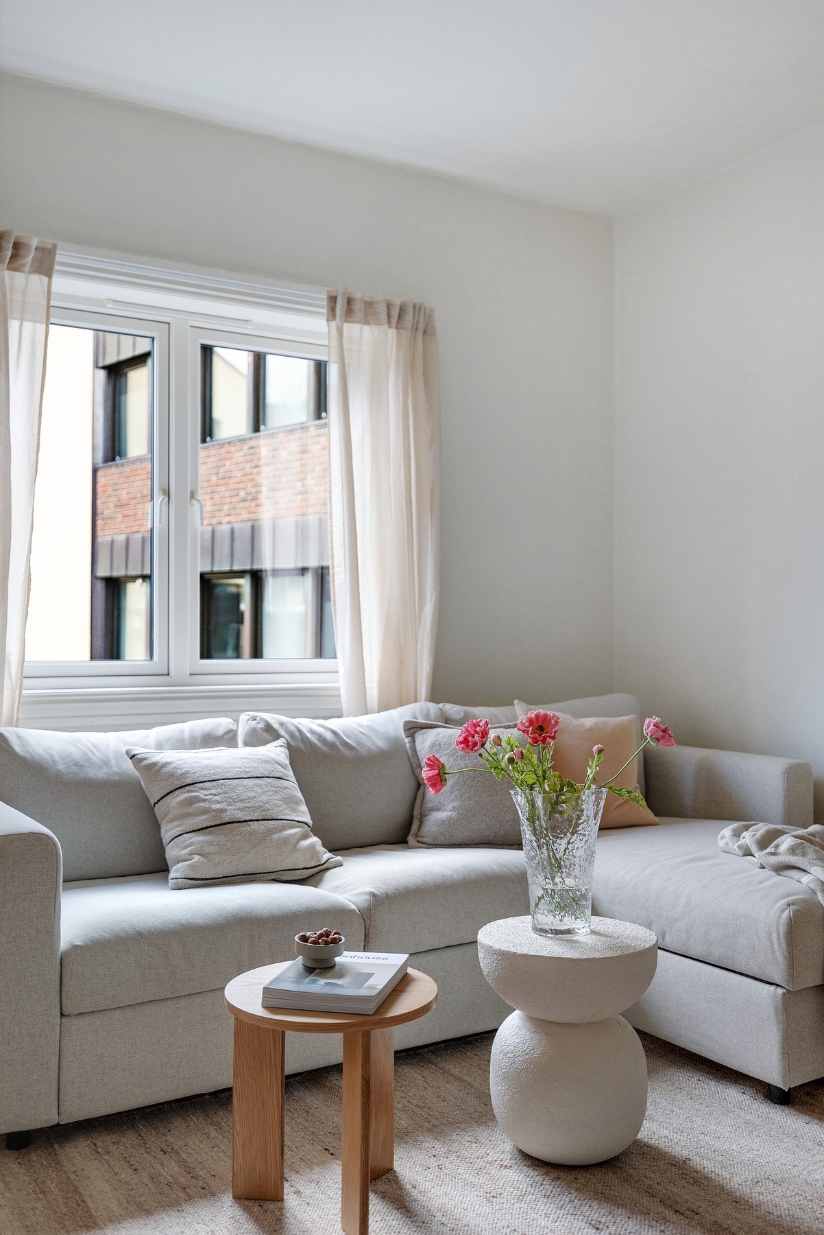 Store vindusflater som slipper inn rikelig med naturlig lys. Galleribilde