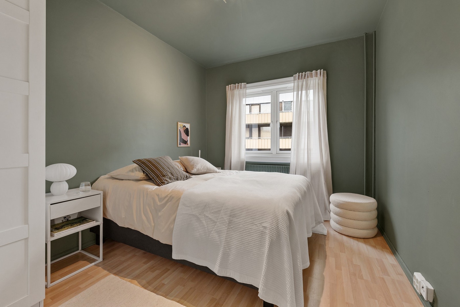 Boligens soverom er av god størrelse og er vendt mot rolig bakgård. Galleribilde