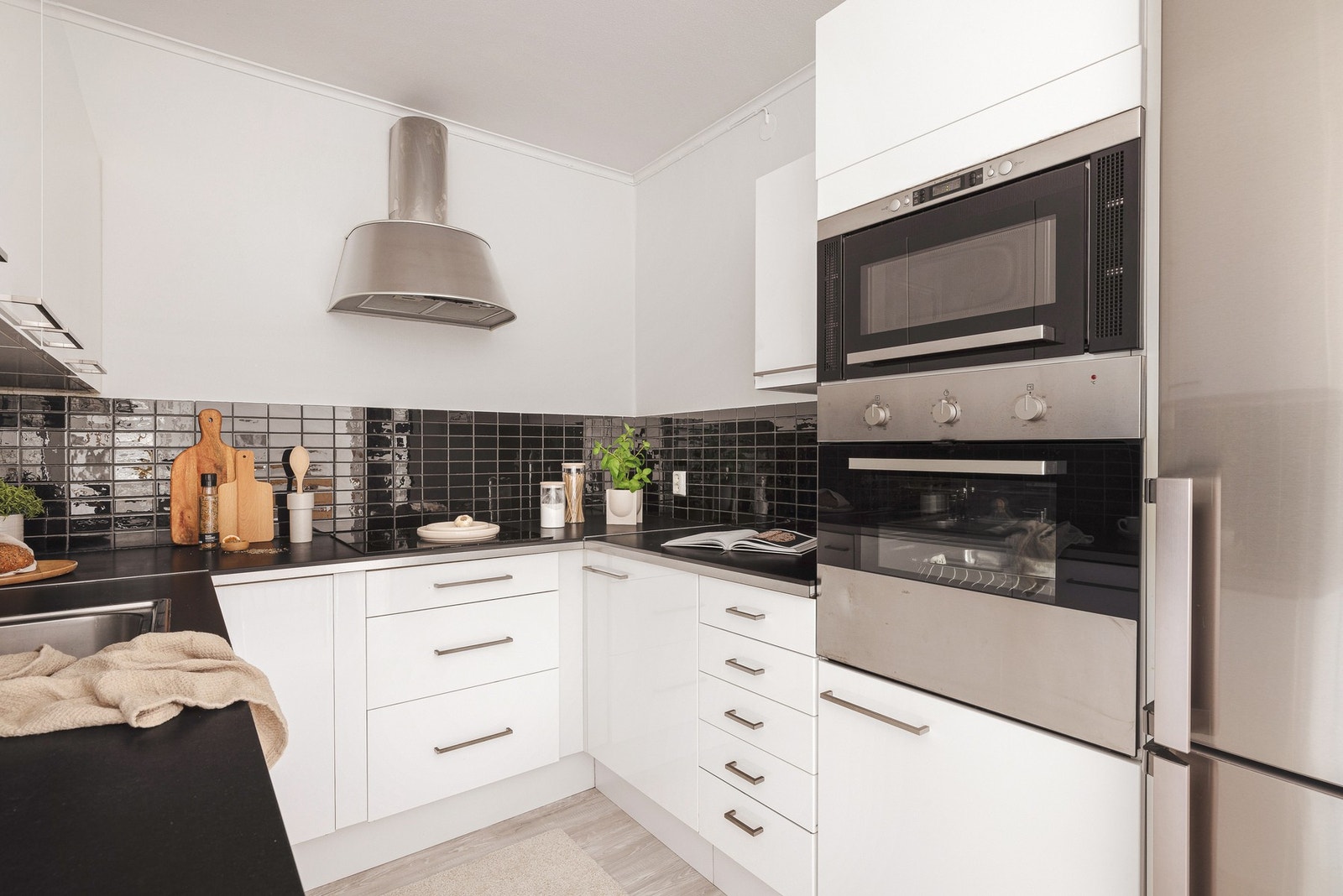 For deg som er glad i å kokkelere er kjøkkenet godt utstyrt med skap- og benkeplass. Galleribilde