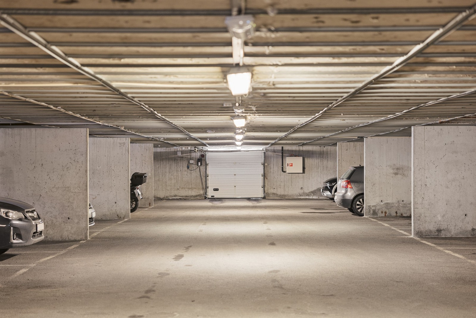 Fast parkeringsplass i garasjeanlegg i blokkens underetasje. Galleribilde