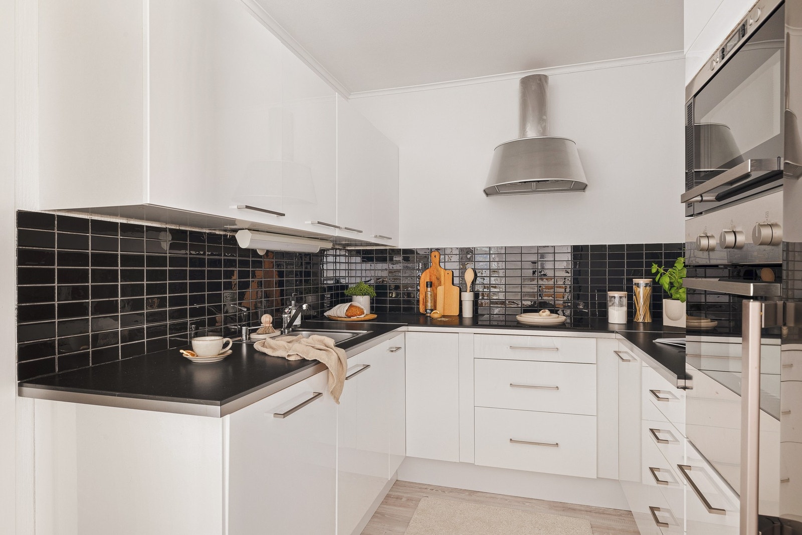 Av integrerte hvitevarer er det stekeovn, platetopp, oppvaskmaskin og mikrobølgeovn. Galleribilde