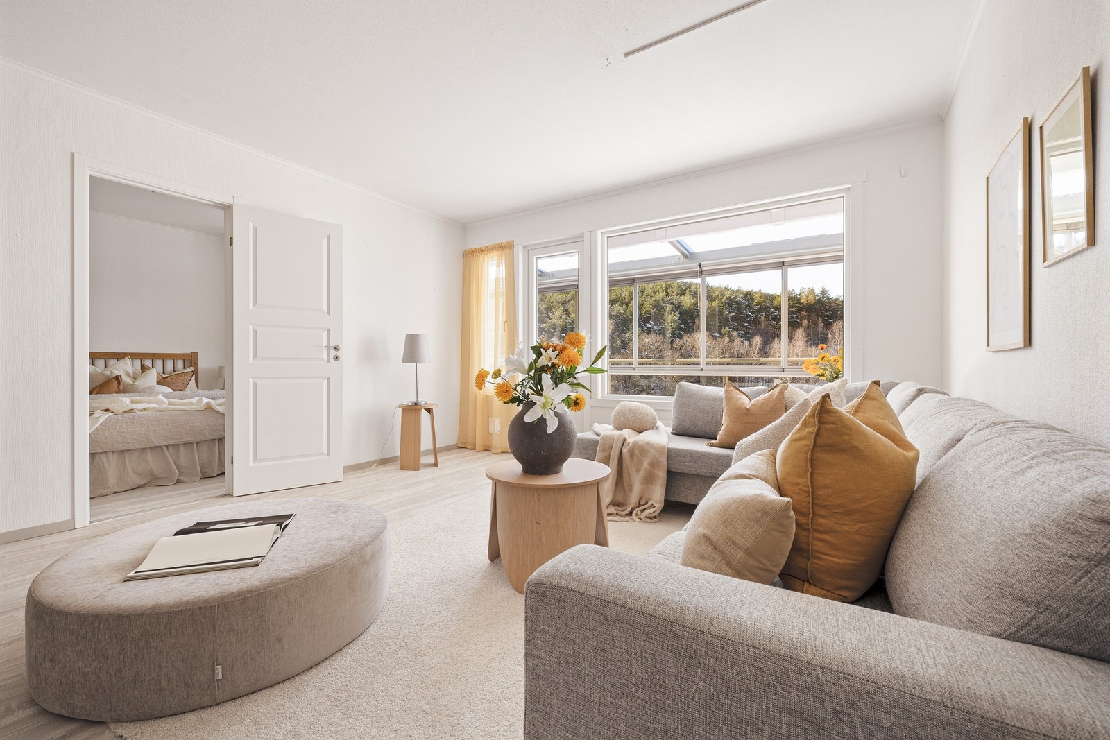 De store vinduene slipper inn rikelig med dagslys og skaper en harmonisk atmosfære i rommet. Galleribilde