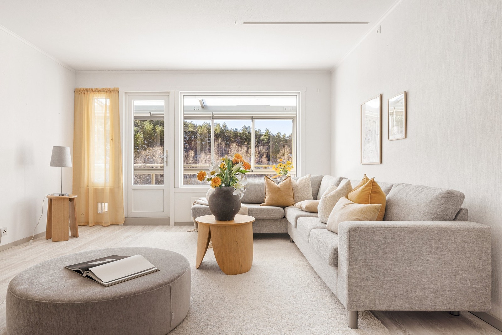 Fra stuen er det utgang til den innglassete balkongen på 13,9 kvm. Galleribilde