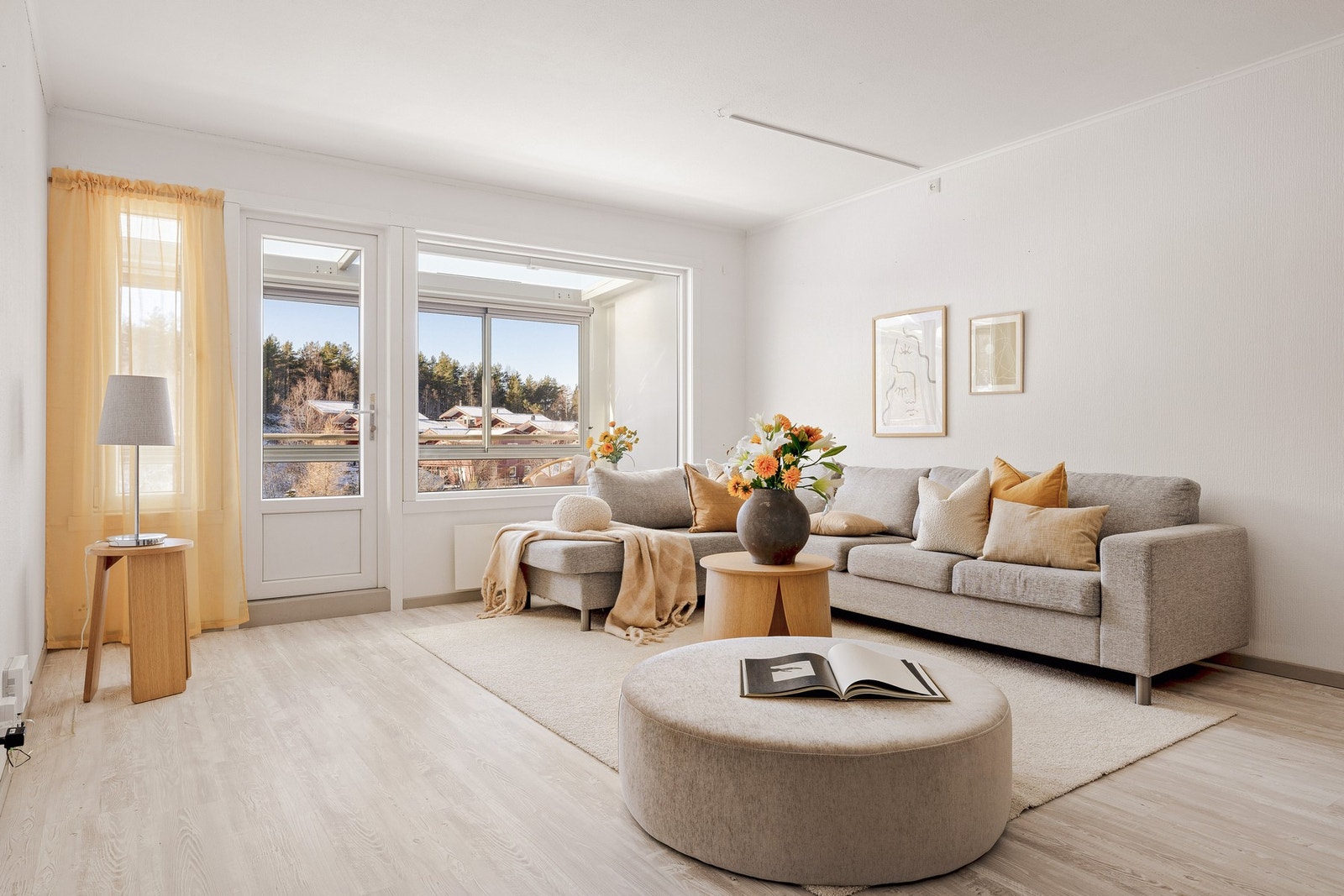 Fra inngangspartiet ledes man naturlig inn til boligens samlingspunkt, stuen. Galleribilde