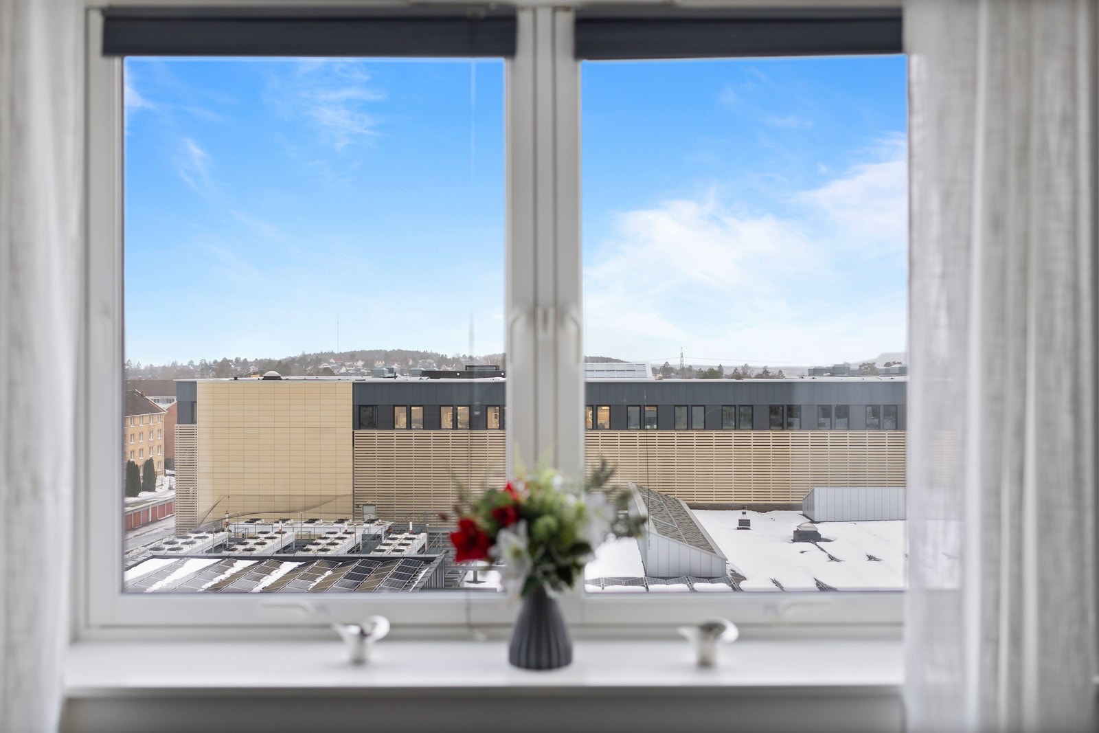 Fra soverommmet har man en flott utsikt, med gode lysforhold fra store vinduesflater. Galleribilde