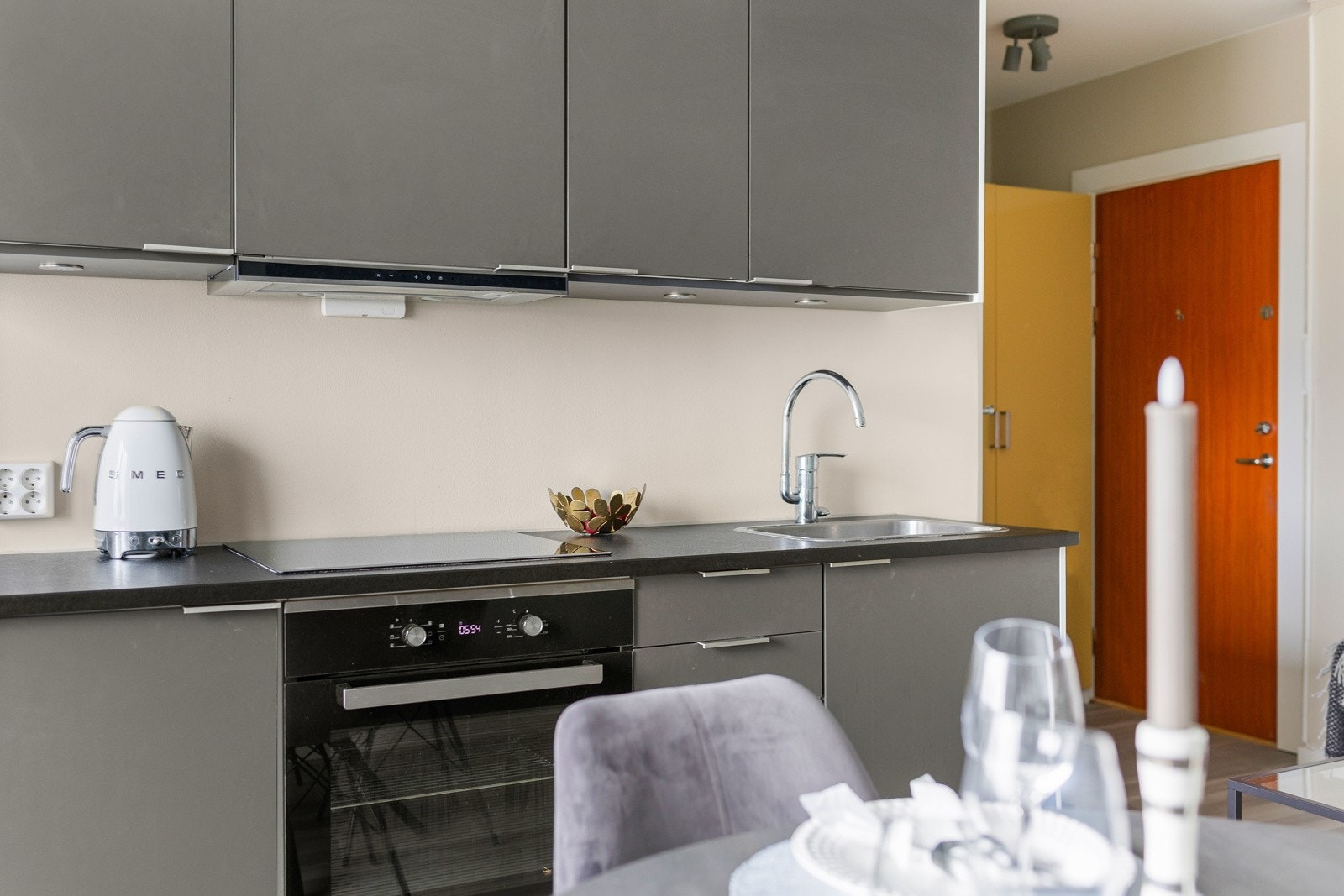 Kjøkkenet er stilrent og funksjonelt, med moderne kjøkkeninnredning som består av glatte fronter for et minimalistisk og tidløst uttrykk. Galleribilde