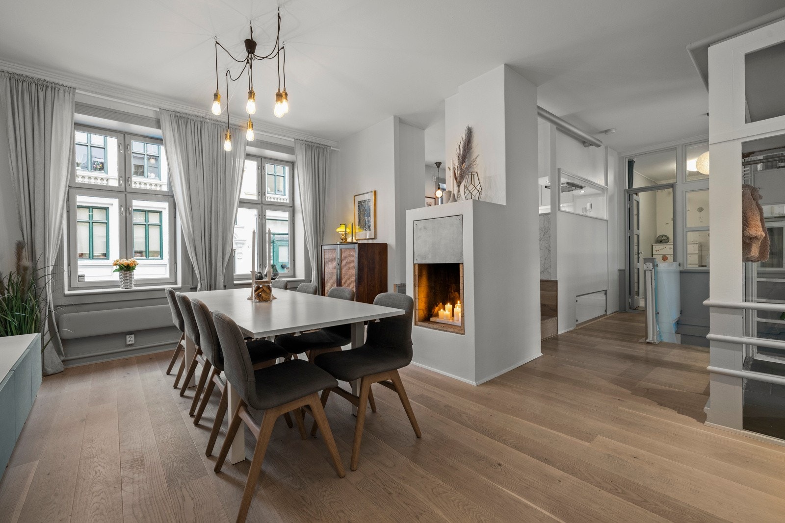 Romslig spisestue med god plass til et stort langbord til de store sosiale sammenkomstene. Galleribilde