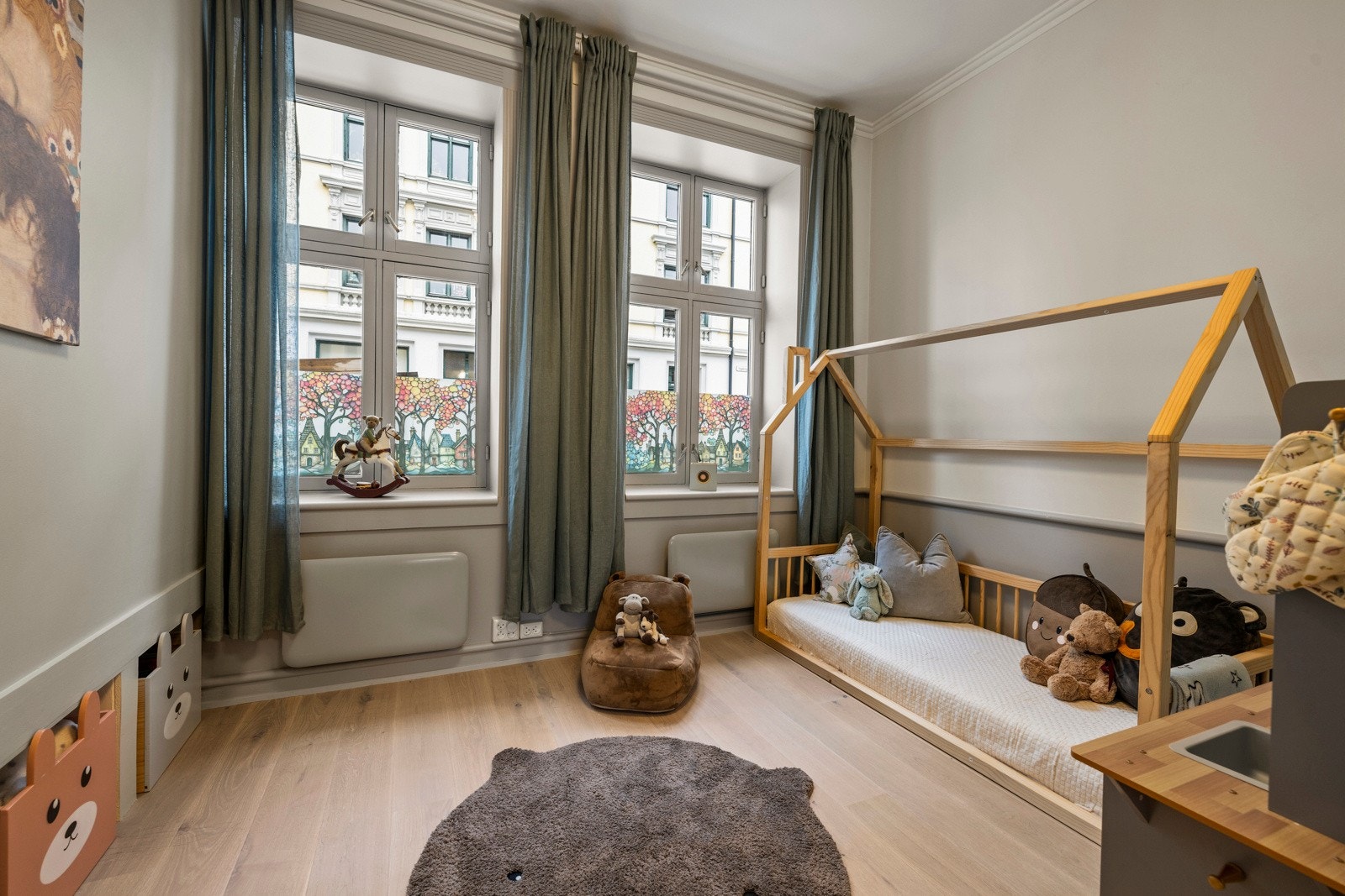 Det ene rommet har nisjer langs gulvet for ekstra oppbevaring. Ellers gulv i hardvoksoljet heltre og nymalte veggflater. Galleribilde