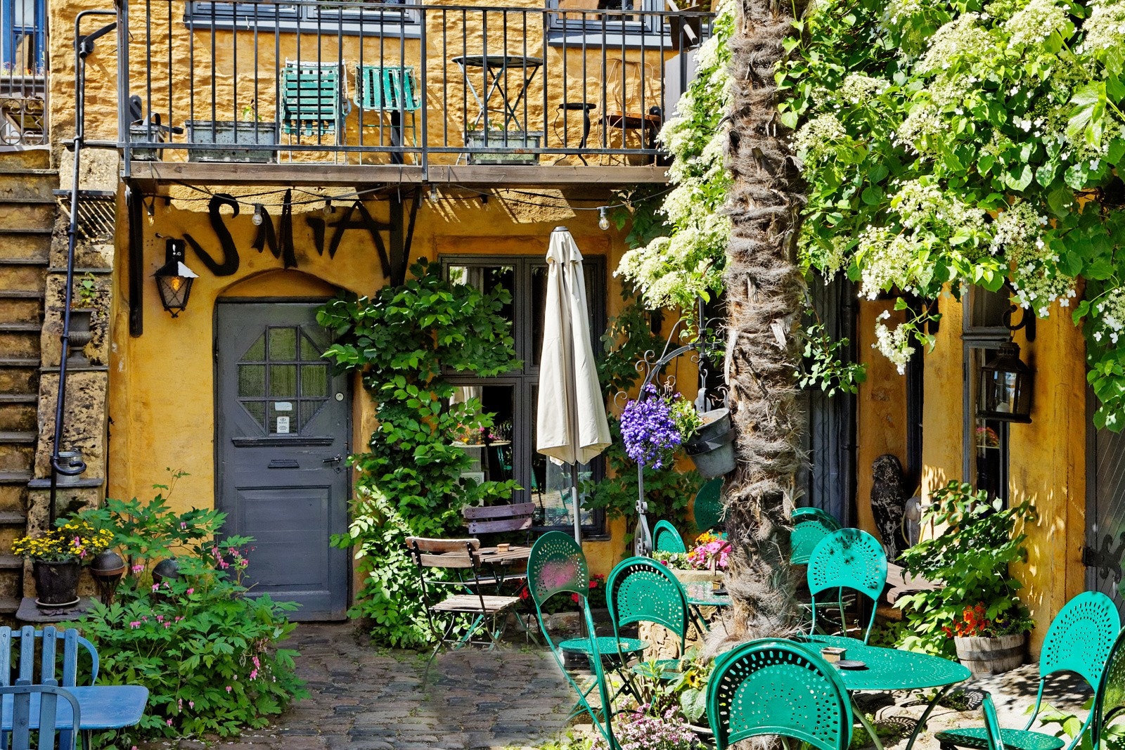 Det er kort vei til flere gode spiseplasser i området som Smia Galleri, Pizzeria La Pietra, samt ulike pizza- og sushirestauranter. Galleribilde
