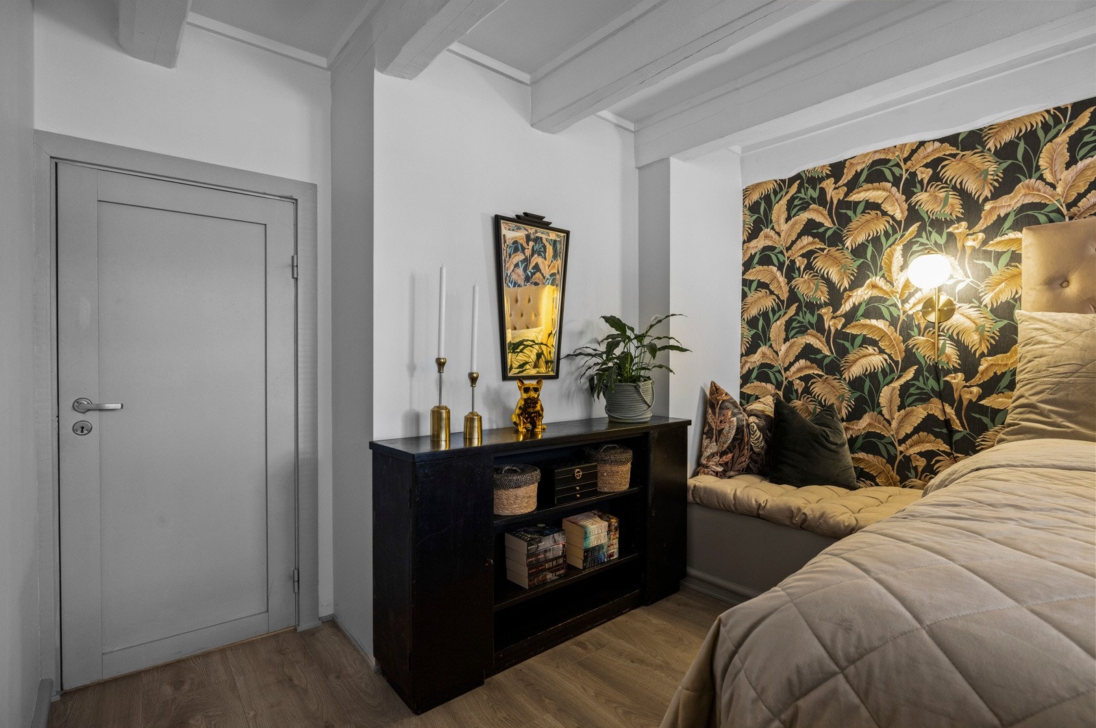 Sekundær rømningsvei ut til fellesareal. Her er det også to boder og egen seksjon for vaskemaskin og tørketrommel. Galleribilde