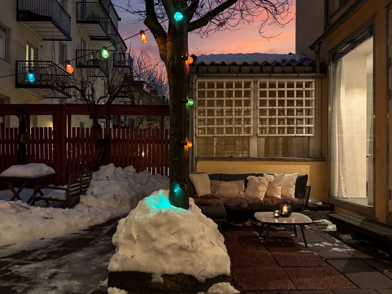 Den koselige bakgården er belagt med steinheller og noe beplantning. Galleribilde