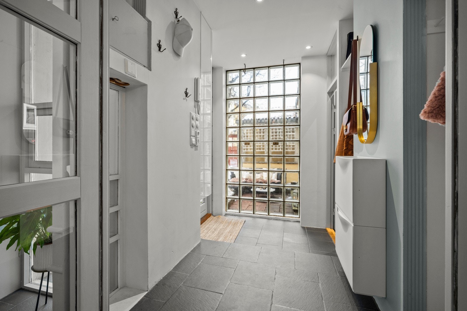 I entré ønskes du velkommen inn i en flislagt gang med behagelig gulvvarme og downlights i tak. Galleribilde