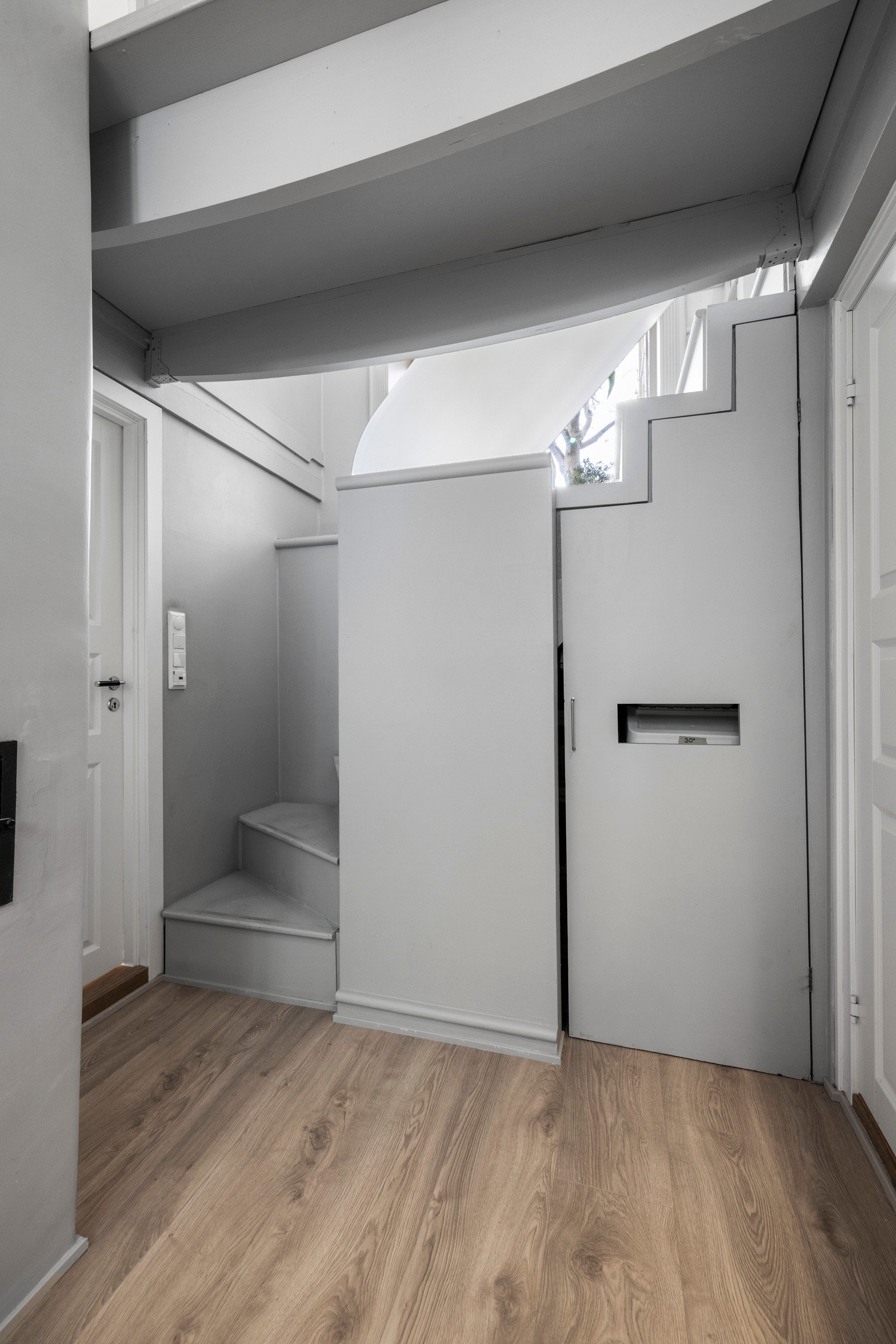 I underetasjen er det gang, to baderom, stort walk-in garderobe og stort hovedsoverom. Galleribilde