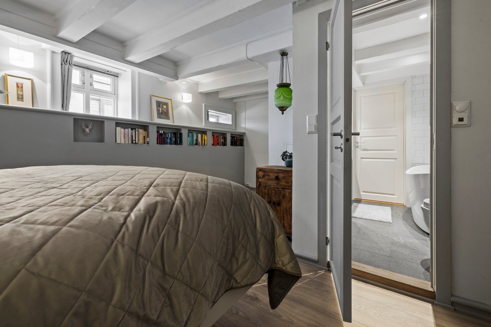 Tilknyttet hovedsoverommet er det en-suite bad med badekar. Galleribilde