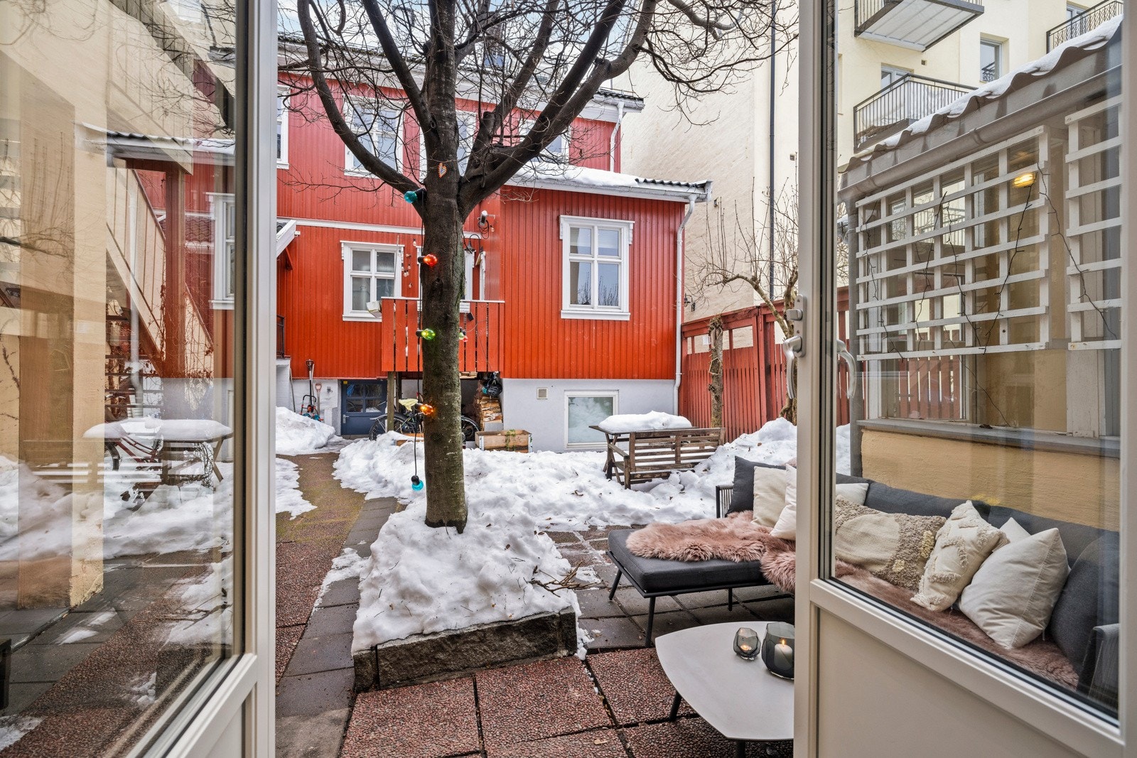 Fra stuen er det direkte utgang til sameiets felles bakgård. Terrassedøren er for øvrig byttet i 2023. Galleribilde