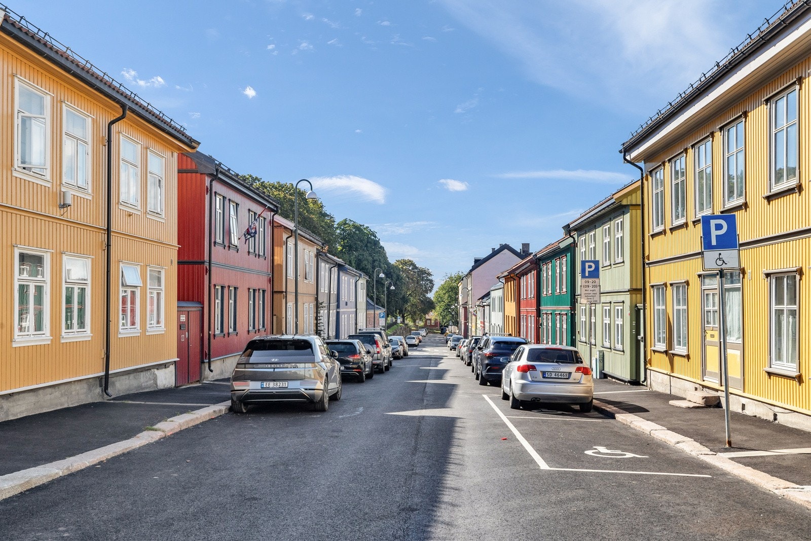 Området byr en blanding av både trehusbebyggelse og boliggårder. Nærområdet er kjent for sine sjarmerende og fargerike småhus. Galleribilde
