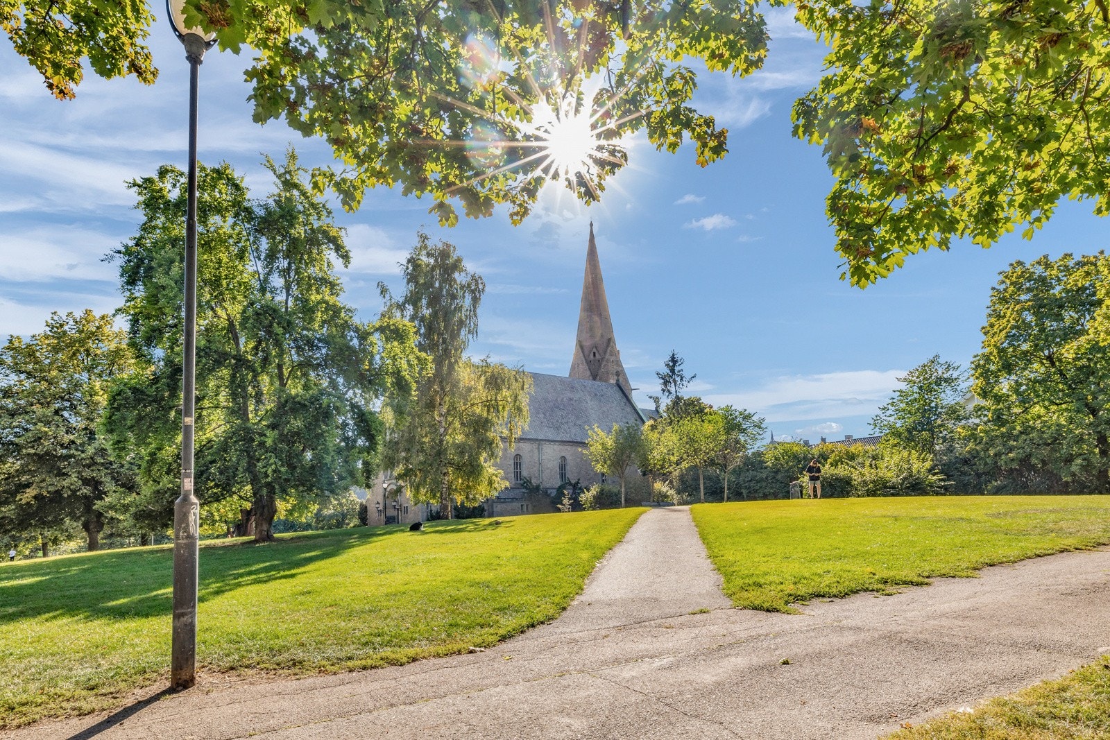 Boligen ligger meget attraktivt til like ved Vålerenga kirke (Vålerenga park). Galleribilde